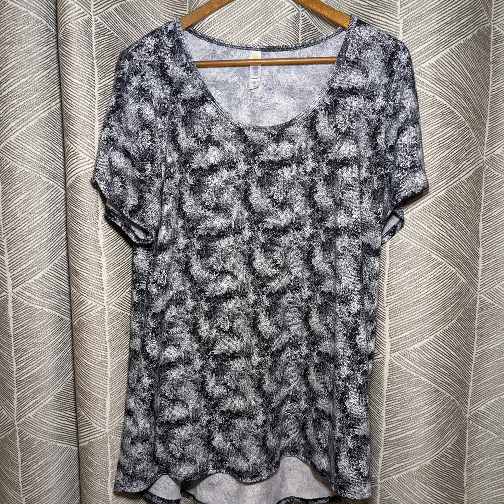 LuLaRoe Classic T 🖤🤍 Black & White, XL
